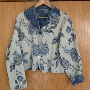 Cropped Reversible Jacket in Cream and Blue Flowers Size M